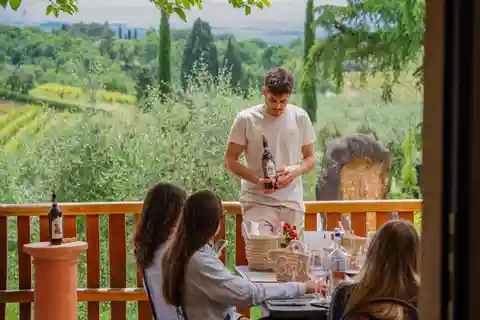 Sienne : visite d'une cave à vin, dégustation de vin et déjeuner
