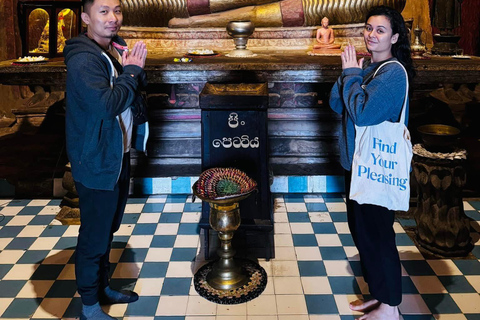 Kandy: Guided City Tour/Temple of the Tooth & Tea Factory