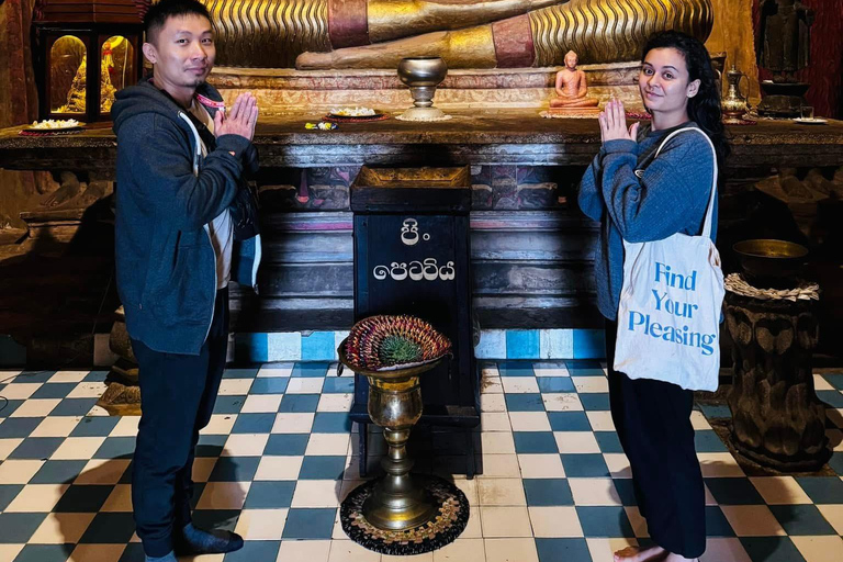 Kandy: Guided City Tour/Temple of the Tooth & Tea Factory