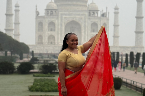 Miete einen Sari oder Kurta Pyjama für den Besuch des Taj Mahal und ein Foto