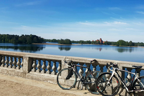 Vilnius : Visite autonome à vélo de Trakai avec billets de train