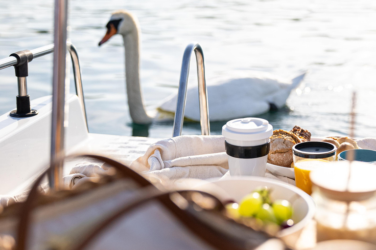 Lucerne: Pedalo Picnic with Breakfast on Lake Lucerne