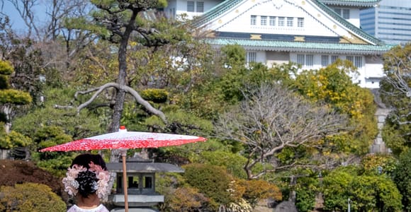 Osaka Castle: Private Photo & Video Walk with Photographer