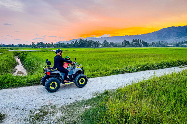 Langkawi Quad Hilltop Golden HourL&#039;heure d&#039;or du quad sur la colline de Langkawi