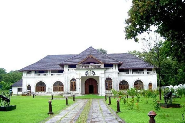 جولة ركوب الدراجات في ضوء القمر في كوتشي