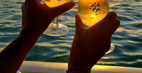 Tahiti Lagoon: Unforgettable Sunset Cruise Tour facing Moorea