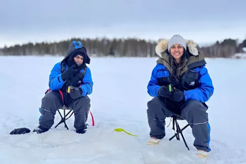 Rovaniemi: tour en grupo reducido de pesca en hielo y barbacoa