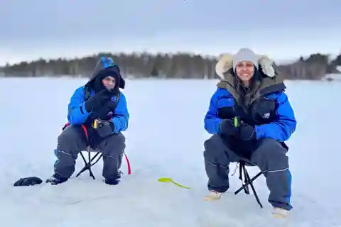 Rovaniemi: Tur med en lille gruppe til isfiskeri og barbecue