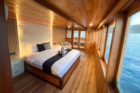 Labuan Bajo: 3-Day Komodo Island Cruise & LandTour, 15 Stops Superior Boat Sharing Room + Overland, Park Fee Excl.