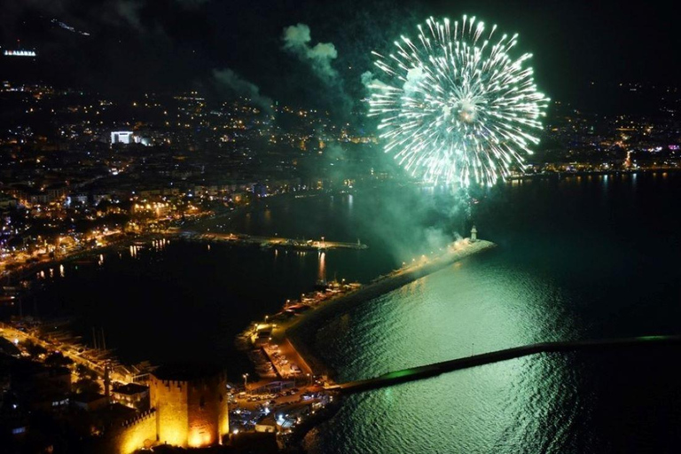 Alanya : Fête du bateau pirate avec feux d&#039;artifice à l&#039;occasion de la Saint-Sylvestre