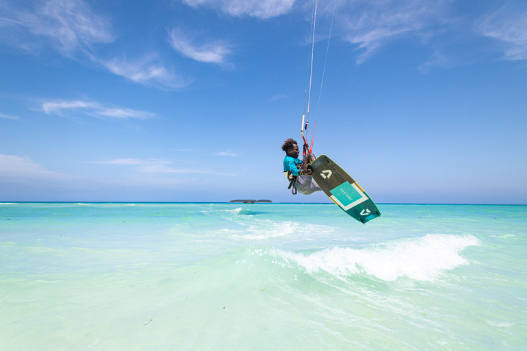 Zanzibar: 1h wypożyczenie pełnego sprzętu do kitesurfingu