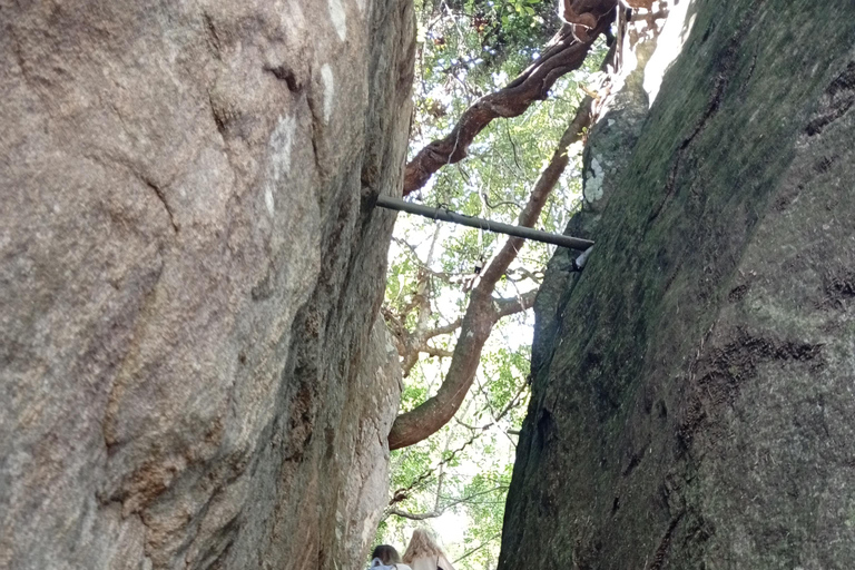 Kandy: Full-Day Tuk-Tuk Tour with Temples & Gardens by Local