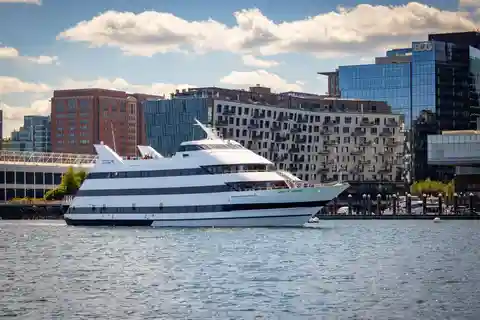 Boston: Buffet Lunch or Dinner Cruise on Boston Harbor