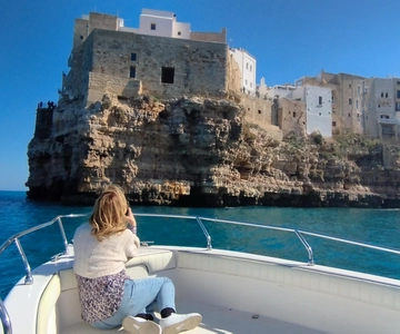 Polignano a Mare: Boat Tour with Aperitif and Snorkeling