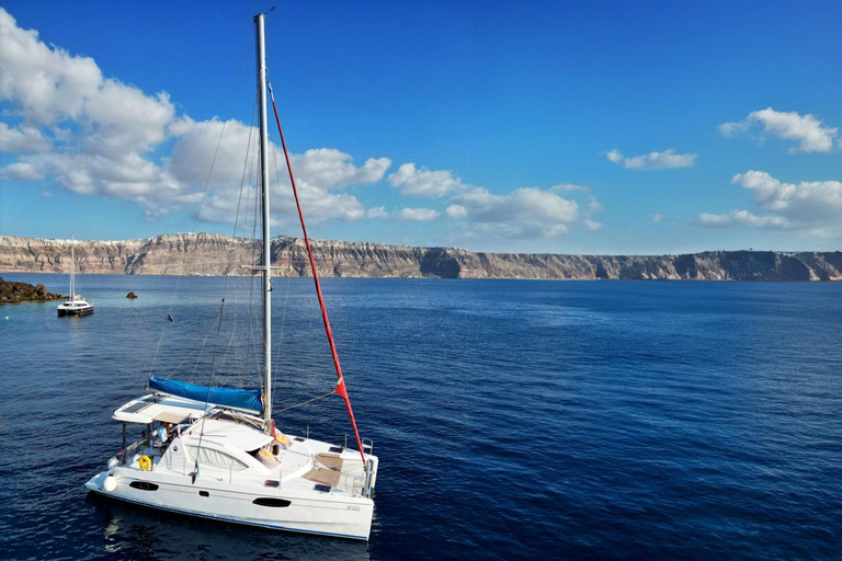 Santorin : Croisière en catamaran avec barbecue grec et boissonsExcursion au coucher du soleil avec Vlyhada Μarina Lieu de rendez-vous