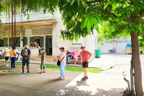 Meio dia: O ano negro de Phnom Penh e o encontro com os sobreviventes