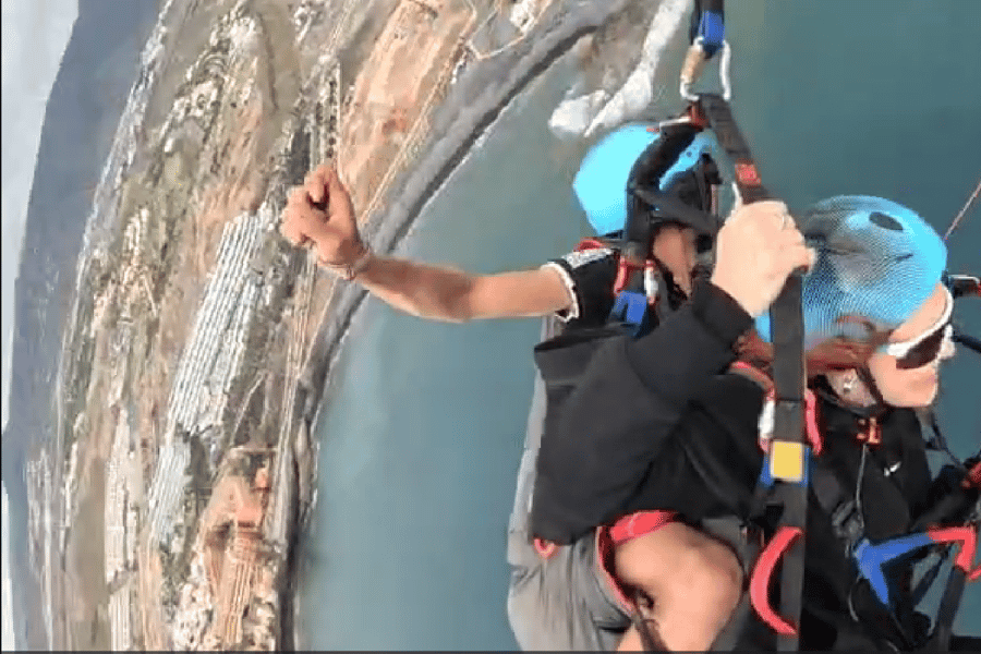 Extreme acrobatische paragliding vlucht