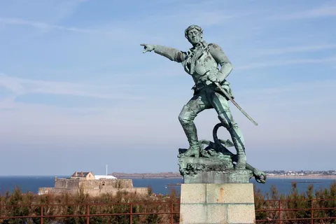 From Rennes: Saint-Malo and Saint Suliac Private Day Trip