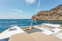 Santorini, Luxus-Katamaran Tagesausflug mit Mahlzeit und Open Bar - Hizvo