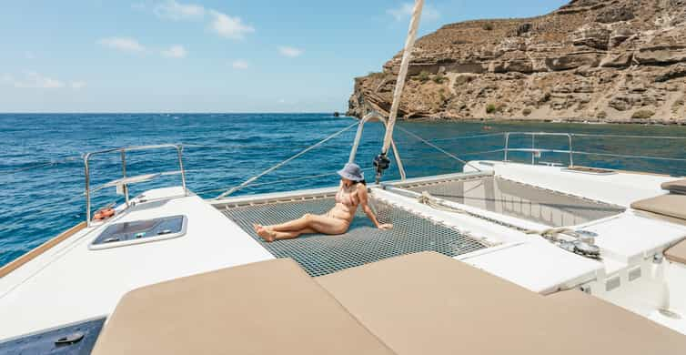 Santorini: Luxury Catamaran Day Trip with Meal and Open Bar