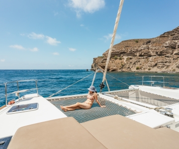 Santorin : Excursion d'une journée en catamaran de luxe avec repas et open bar