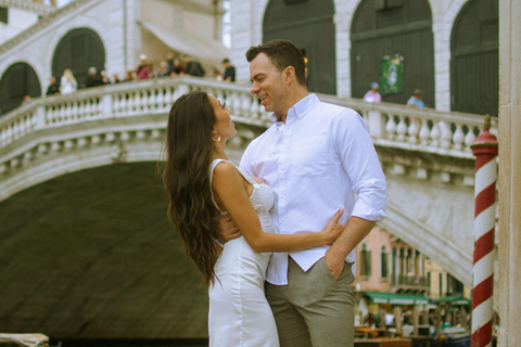 Venice: Photo Shoot with a Local Photographer and City Tour ELITE – 60 min | 50 photos + Gondola photos