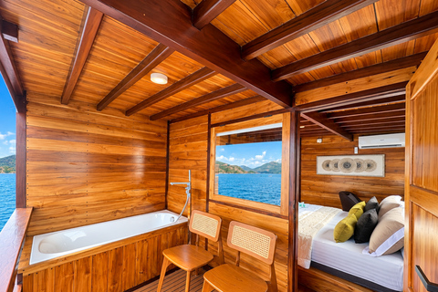 Labuan Bajo: 3-Day Komodo Sailing Luxury Boat with All Fees Deluxe Boat - Private Standar Room (2pax/room)