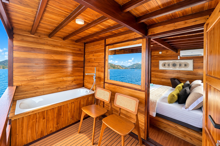Labuan Bajo: 3-Day Komodo Sailing Luxury Boat with All Fees Deluxe Boat - Private Standar Room (2pax/room)