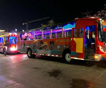 Cartagena : Visite en bus de la fête Chiva avec entrée en discothèque