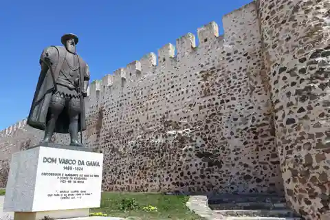 Sines: Passeio pelo centro histórico, museu e castelo de Sines