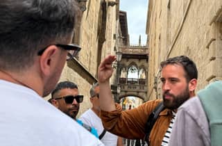 Barcelona: Altstadt-Tour mit Tapas- und Getränke-Pause