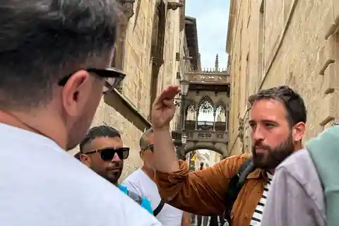 Barcelona: Old Town Epic Tour with Tapas & Cañas!