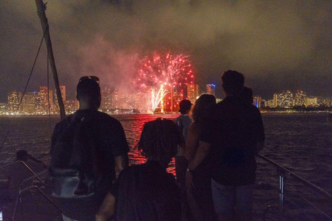 Waikiki: Friday Night Fireworks Cruise from Beach