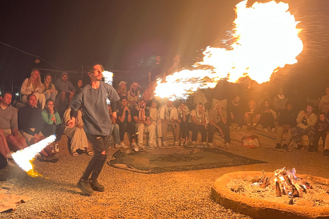 Marrakech: Kamelridning i Agafay-öknen, pool, middag, show.Agafay-öknen med kamelridning, pool, middag och show.