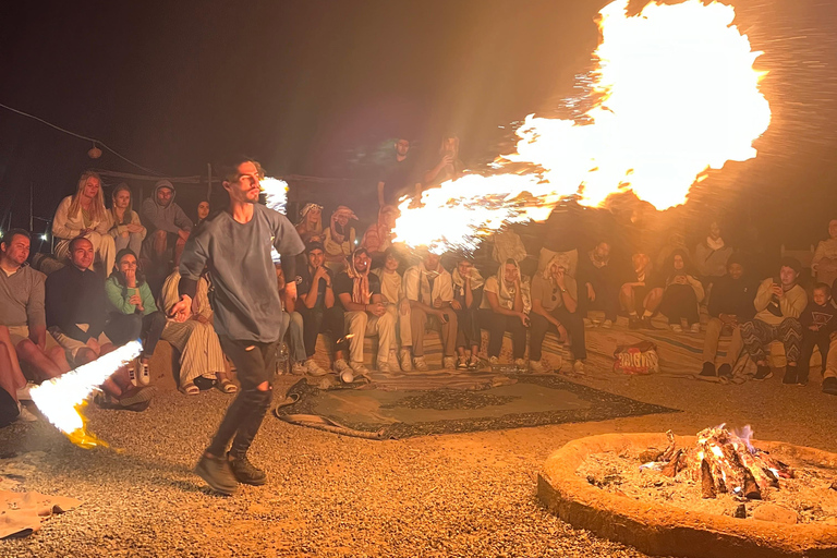 Marrakech: Kamelridning i Agafay-öknen, pool, middag, show.Agafay-öknen med kamelridning, pool, middag och show.