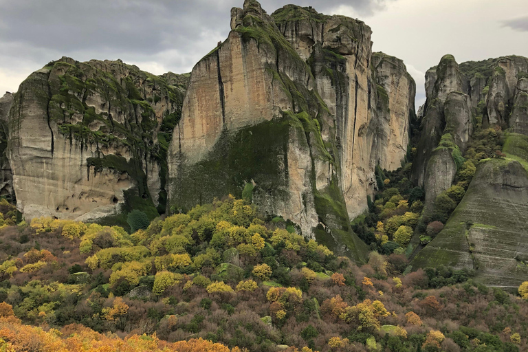 D'Athènes: voyage à Meteora en train avec nuitéeDeux jours aux Météores au départ d'Athènes