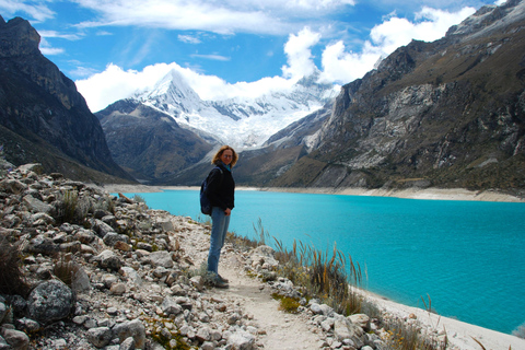 从瓦拉斯出发：前往梦幻帕龙湖的景观探险之旅从瓦拉斯出发：前往神奇的帕龙湖的景观冒险之旅