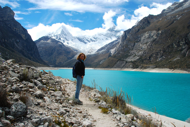 从瓦拉斯出发：前往梦幻帕龙湖的景观探险之旅从瓦拉斯出发：前往神奇的帕龙湖的景观冒险之旅