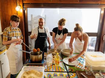 Taormina: Clase de Elaboración de Arancino con Bebidas
