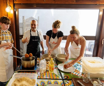 Taormina: Clase de Elaboración de Arancino con Bebidas