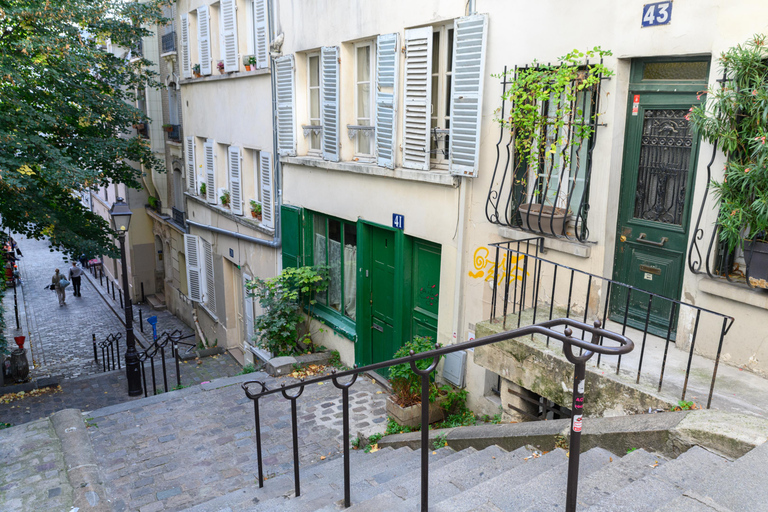 Paris: Experience the romance of Montmartre on a walk with a pro photographer Paris: Experience romance in Montmartre, a walk with a photographer in English