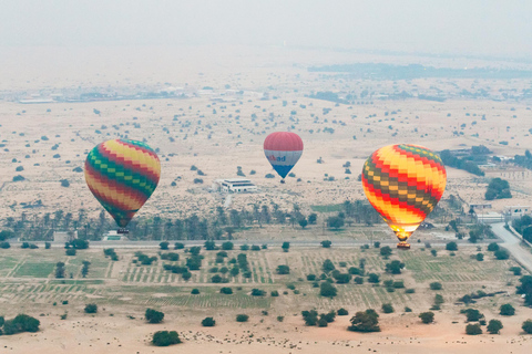 Dubai: Passeio de balão ao nascer do sol com passeio de camelo e café da manhã