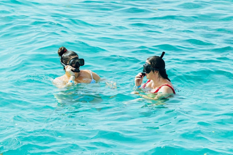 Sosúa: Catamaran Cruise with Snorkeling, Open Bar & Lunch