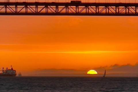 Lisboa:Sunset Sailing Tour at Tagus River with welcome drink