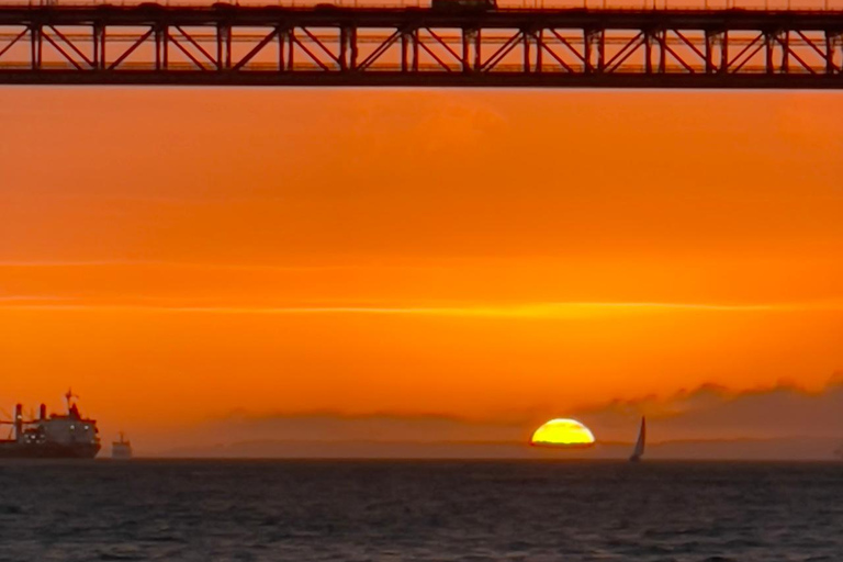 Lisboa:Sunset Sailing Tour at Tagus River with welcome drink