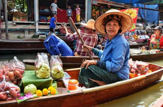 Bangkok: Tagestour zum Zugmarkt, schwimmenden Markt und Drachentempel