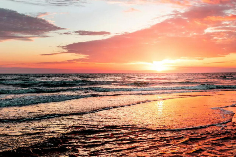 Santa Giulia: Sunset boat ride in Porto Novu Bay Santa Giulia: Sunset Sailing in Porto Novu Bay