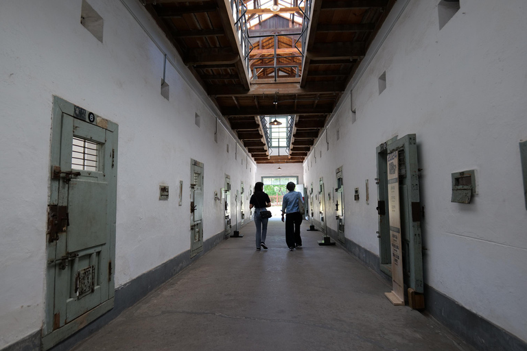 Seul: Wycieczka po historycznym miejscu więzienia Seodaemun z lokalnym ekspertemMroczna wycieczka po Korei: więzienie Seodaemun