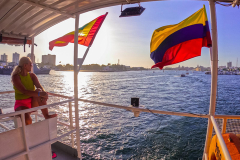 Baía de Cartagena: Passeio de barco ao pôr do sol com dança e bar aberto