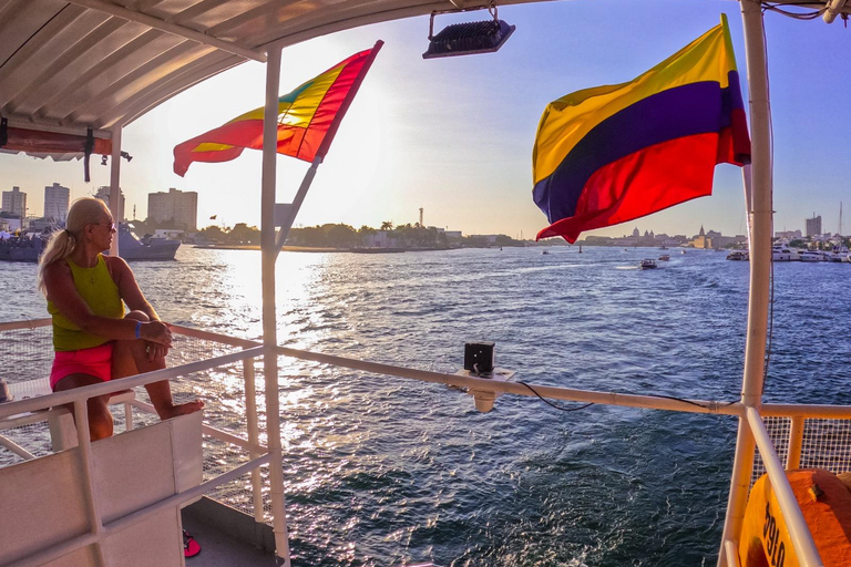 Baía de Cartagena: Passeio de barco ao pôr do sol com dança e bar aberto